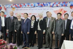 Đại sứ Ngô Đức Mạnh cùng các đại biểu chụp ảnh lưu niệm. (Ảnh: Hồng Quân/TTXVN)