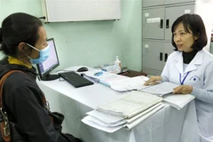 Trung tâm Y tế quận Nam Từ Liêm (Hà Nội) khám, điều trị cấp thuốc ARV từ nguồn Quỹ Bảo hiểm Y tế bệnh nhân HIV/AIDS. (Ảnh: Dương Ngọc/TTXVN)