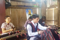 Tổ sản xuất dệt vải thổ cẩm tại xã A Bung. (Ảnh: Thanh Thủy/TTXVN)