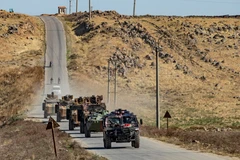 Đoàn xe quân sự của Nga và Thổ Nhĩ Kỳ tham gia tuần tra chung gần thị trấn Al-Muabbadah, tỉnh Hasakeh, Đông Bắc Syria ngày 8/11/2019. (Ảnh: AFP/TTXVN)