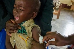 Tiêm vắcxin cho trẻ em. (Nguồn: AFP)