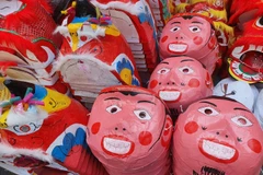 Bất chấp cuộc sống hiện đại, mặt nạ giấy bồi vẫn được nhiều người chọn mua dịp Tết Trung Thu (Nguồn: Vietnam+)