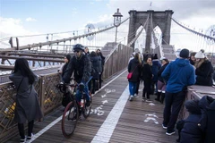 Người dân tại New York, Mỹ. (Ảnh: AFP/TTXVN)