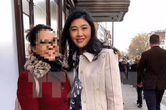 Cựu Thủ tướng Thái Lan Yingluck Shinawatra (phải) được cho là xuất hiện tại London, Anh ngày 5/1. (Nguồn: @zenjournalist Twitter/TTXVN)