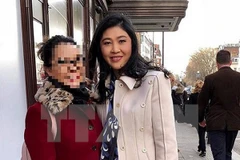 Cựu Thủ tướng Thái Lan Yingluck Shinawatra (phải) được cho là xuất hiện tại London, Anh ngày 5/1. (Nguồn: @zenjournalist Twitter/TTXVN)