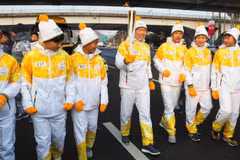 Huyền thoại bóng đá Hàn Quốc Cha Bum-kun rước ngọn đuốc Olympic mùa Đông Pyeogchang 2018. (Nguồn: AFP) 