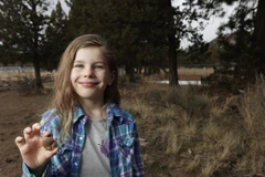 Naomi cầm mẫu hóa thạch cô bé tìm thấy. (Nguồn: AP)