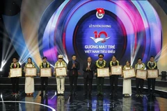 Thủ tướng Nguyễn Xuân Phúc và Bí thư thứ nhất Trung ương Đoàn Lê Quốc Phong với các Gương mặt trẻ Việt Nam tiêu biểu năm 2017. (Ảnh: Văn Điệp/TTXVN)