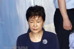 Cựu Tổng thống bị phế truất Park Geun-hye được áp giải tới tòa án quận trung tâm Seoul ngày 29/5/2017. (Nguồn: YONHAP/ TTXVN)