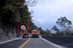 Tài xế may mắn thoát chết khi tảng đá lớn rơi ngay trước mũi xe