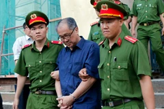 Dẫn giải bị cáo Phạm Công Danh về trại giam. (Ảnh: Hoàng Hải/TTXVN)