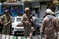 Binh sỹ Iran gác bên ngoài tòa nhà Quốc hội ở Tehran. (Nguồn: AFP/TTXVN)