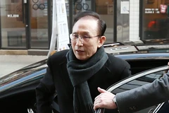 Cựu Tổng thống Hàn Quốc Lee Myung-bak tới văn phòng ở Seoul ngày 19/2. (Nguồn: Yonhap/TTXVN)