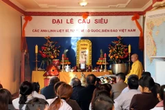 Quang cảnh một buổi đại lễ cầu siêu. (Ảnh: Thanh Bình/TTXVN)