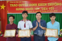 [Video] Khen thưởng 3 em nhỏ trả lại tiền cho người đánh rơi