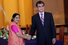 Ngoại trưởng Nhật Bản Taro Kono (phải) và người đồng cấp Ấn Độ Sushma Swaraj. (Nguồn: AFP/TTXVN)