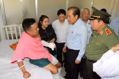 Phó Thủ tướng Thường trực Chính phủ Trương Hoà Bình thăm hỏi, động viên Đại úy Trần Tuấn Thanh bị thương trong khi làm nhiệm vụ đang được điều trị tại Bệnh viện Chợ Rẫy. (Ảnh: Thanh Vũ/TTXVN)