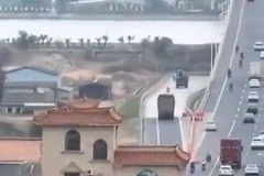 Kỳ lạ ngôi nhà nằm giữa đường cao tốc ở Trung Quốc