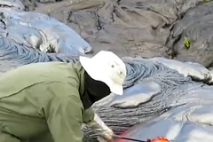 Nghẹt thở với cảnh lấy nham thạch từ núi lửa