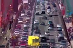 Xe nắn làn trên Cầu Cổng Vàng ở Mỹ