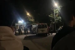 Lực lượng chức năng đang khám nghiệm hiện trường xảy ra vụ án mạng. (Ảnh do người dân cung cấp)