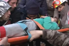 Nhân viên cứu hộ bật khóc khi giải cứu bé gái 6 tuổi từ đống đổ nát