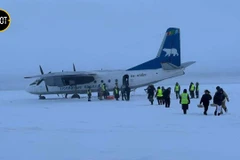 Cận cảnh máy bay Nga hạ cánh nhầm xuống dòng sông băng