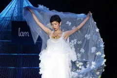 [Photo] Xuân Lan cùng Li Lam hóa điên trên sàn catwalk