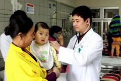 [Photo] Hà Nội: Trẻ em nhập viện tăng do thời tiết rét đậm kéo dài