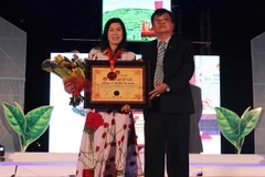 "Ám ảnh" với những kiểu vẽ mắt ấn tượng nhất sàn diễn cuối năm