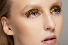 Trang điểm theo phong cách "lấp lánh" thịnh hành mùa Giáng sinh