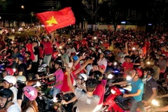 [Photo] Cổ động viên Việt Nam "nhuộm đỏ" đường đêm TP Hồ Chí Minh