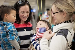 Rơi nước mắt cảnh con nuôi lần đầu "nhập gia" gặp bố mẹ