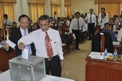 Các đại biểu ở Quảng Ngãi bỏ phiếu bầu các chức danh HĐND, UBND. (Ảnh: baoquangngai)