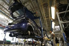 Công nhân đang làm việc trong một dây chuyền sản xuất Peugeot 208 tại nhà máy ở Poissy, gần Paris. (Ảnh: Reuters) 