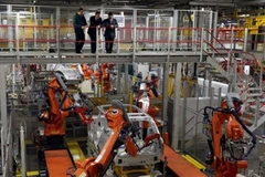 Thủ tướng Anh David Cameron (giữa) thăm nhà máy của Jaguar Land Rover tại Solihull. (Nguồn: AFP)