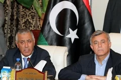 Thủ tướng Ali Zeidan (trái) tại cuộc họp báo ở Tripoli sau khi ông được trả tự do. (Nguồn: AFP/TTXVN)