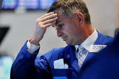 Thị trường chứng khoán đang chờ đợi các tín hiệu tích cực từ Quốc hội Mỹ. (Ảnh: AFP)