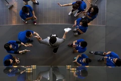 Các nhân viên tại một cửa hàng của Apple tại Bắc Kinh chúc mừng một khách hàng khi người này mua được một chiếc iPhone mới. (Ảnh: AP)