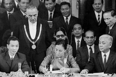 Bộ trưởng Ngoại giao Nguyễn Thị Bình ký Hiệp định Paris. (Ảnh: TTXVN)