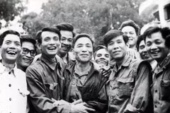 Phó Tổng biên tập Đỗ Phượng (thứ ba bên trái) tiễn đoàn phóng viên VNTTX vào chiến trường B, tháng 3/1975. (Ảnh: Tư liệu VNTTX)