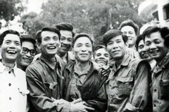 Phó Tổng biên tập Đỗ Phượng (thứ ba bên trái) tiễn đoàn phóng viên VNTTX vào chiến trường B, tháng 3/1975. (Ảnh: Tư liệu VNTTX)