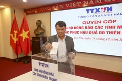 TTXVN ủng hộ đồng bào miền Trung khắc phục hậu quả do lũ lụt