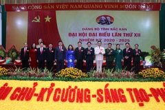 Ra mắt Ban Thường vụ Tỉnh ủy gồm 13 đồng chí. (Ảnh: Mạnh Hà/TTXVN)