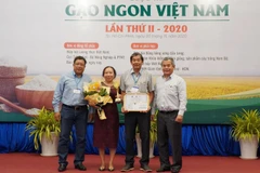 Trao giải Nhất hạng mục gạo thơm cho sản phẩm gạo ST25. (Ảnh: Xuân Anh/TTXVN)