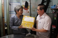 Thăm hỏi gia đình chị Lê Thị Kim Thúy, hiện đã mất còn một con trai đang sống cùng bà ngoại già yếu. (Ảnh: Trung Kiên/TTXVN)