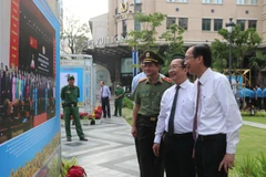 Các đại biểu tham quan triển lãm. (Ảnh: Thu Hương/TTXVN)