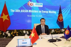 Thứ trưởng Bộ Công thương Đặng Hoàng An điều hành tại điểm cầu Hà Nội, Việt Nam. (Ảnh: Phan Tuấn Anh/TTXVN)