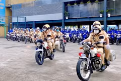 Các chiến sỹ Cảnh sát Giao thông di chuyển về địa bàn 24 quận, huyện Thành phố Hồ Chí Minh để thực hiện nhiệm vụ. (Ảnh: Hồng Giang/TTXVN)