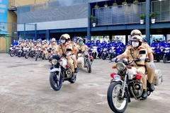 Các chiến sỹ Cảnh sát Giao thông di chuyển về địa bàn 24 quận, huyện Thành phố Hồ Chí Minh để thực hiện nhiệm vụ. (Ảnh: Hồng Giang/TTXVN)